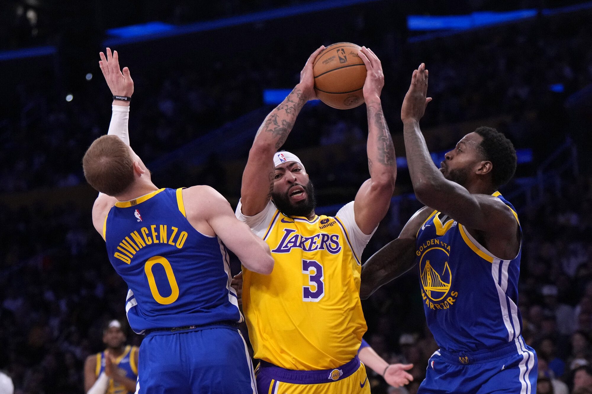 Lonnie Walker IV’s late heroics lift Lakers over Warriors