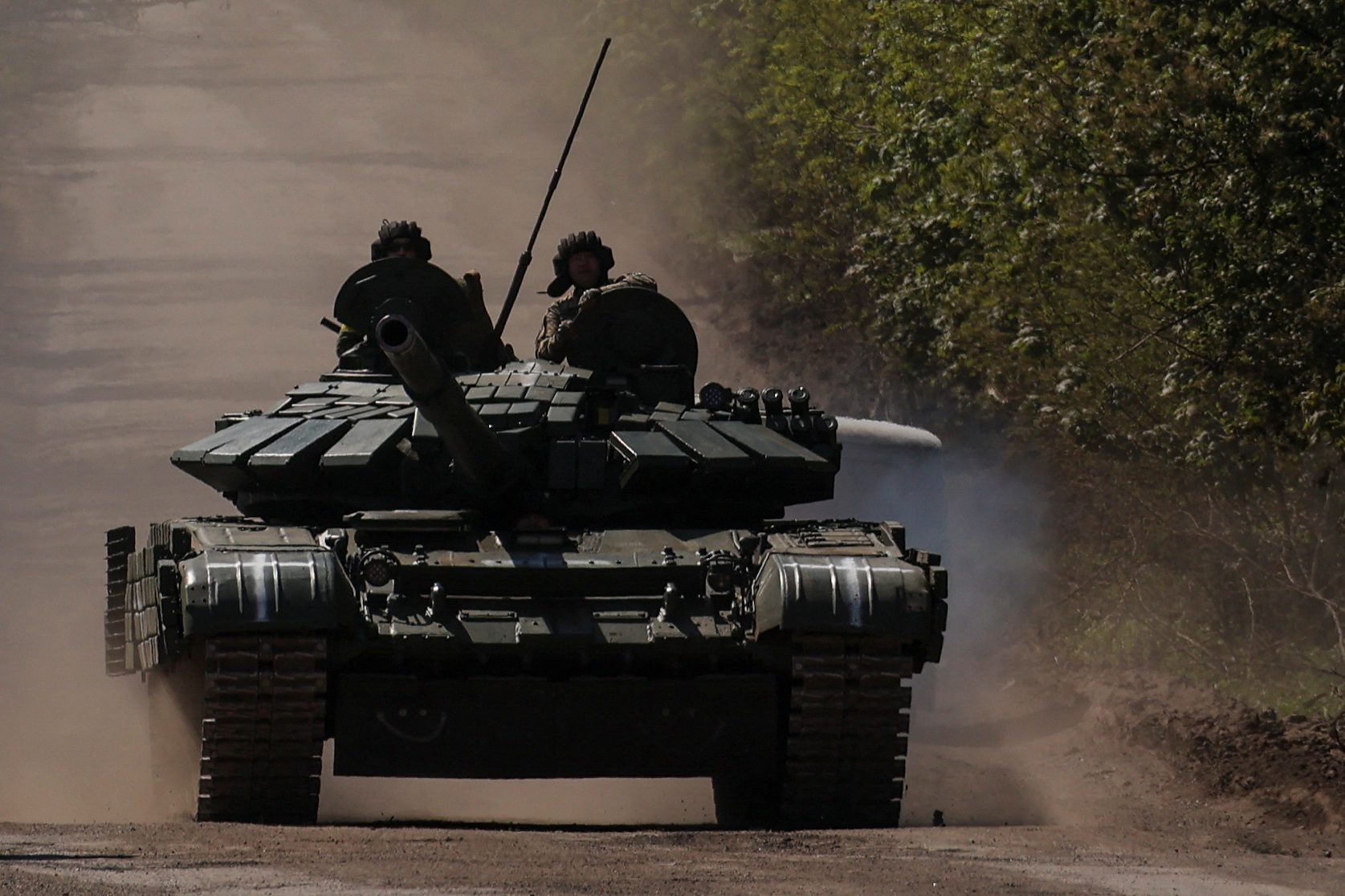 Ukrainian tanks join attacks along a 60-mile front, Russia says