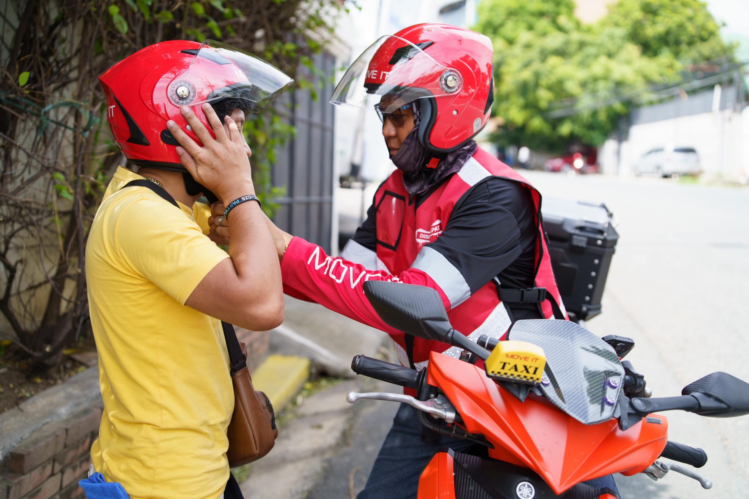 Hailing a motorcycle ride? Remember these #DiskartengTapat commuter tips