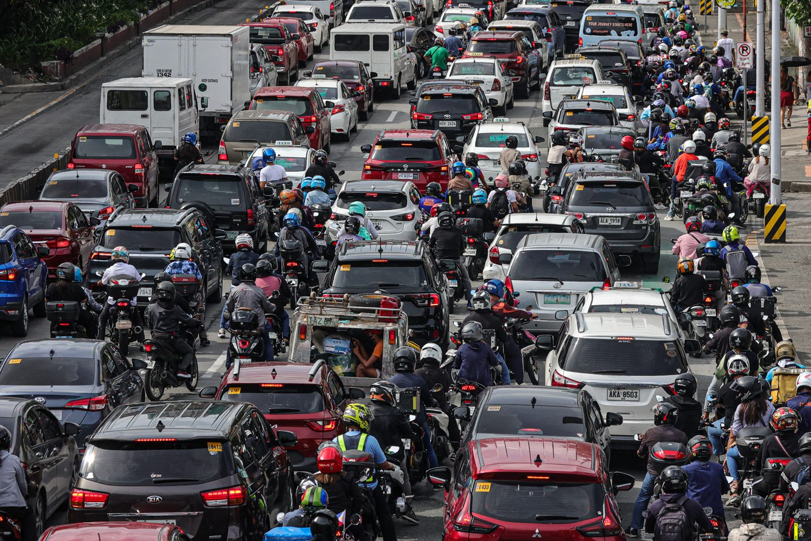 Heavy traffic? Marcos advisor calls it sign of ‘booming’ economy