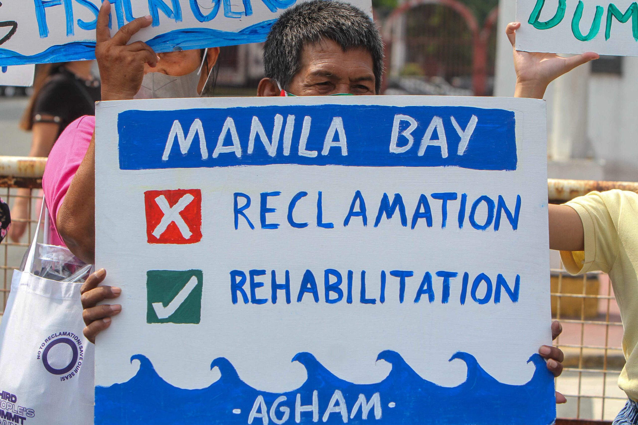 Marcos suspends all Manila Bay reclamation projects except one