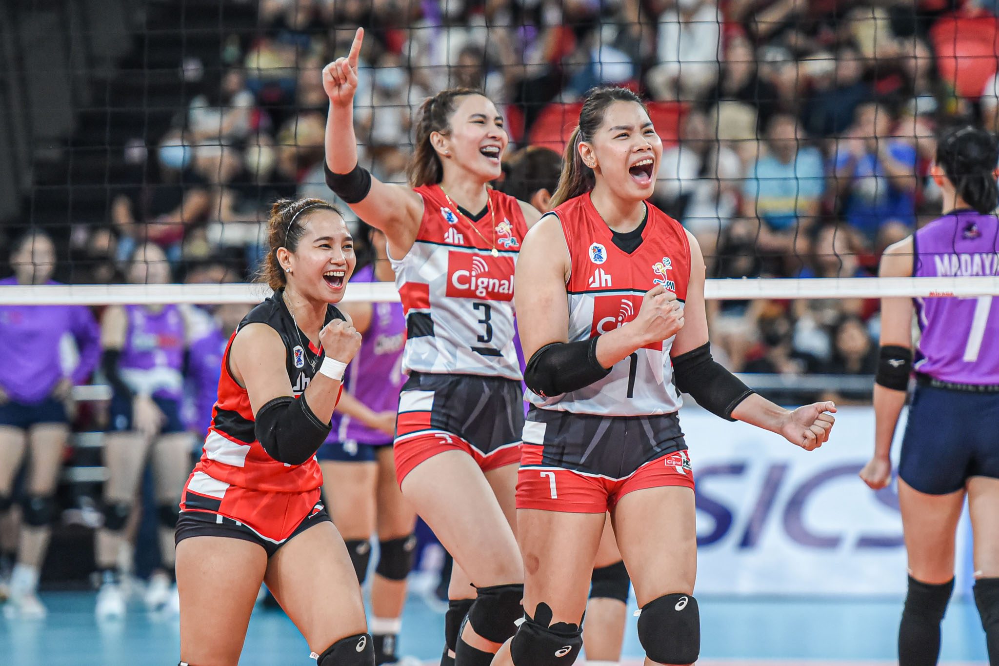 Cignal rolls to PVL semis with dominant ouster of Choco Mucho