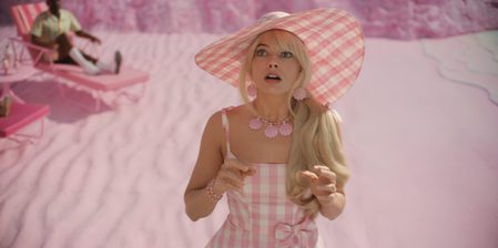 Adolygiad ‘Barbie’: Argyfwng dirfodol lliw pastel