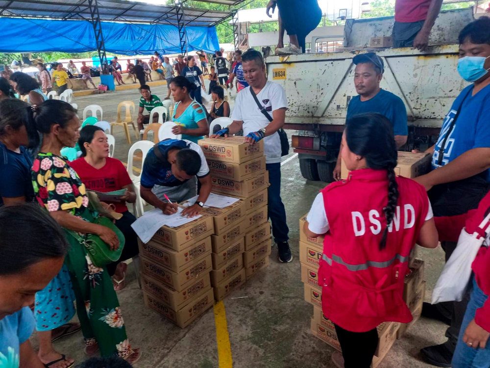 Displaced families in Negros Occidental clash return home, alleged communist rebel killed