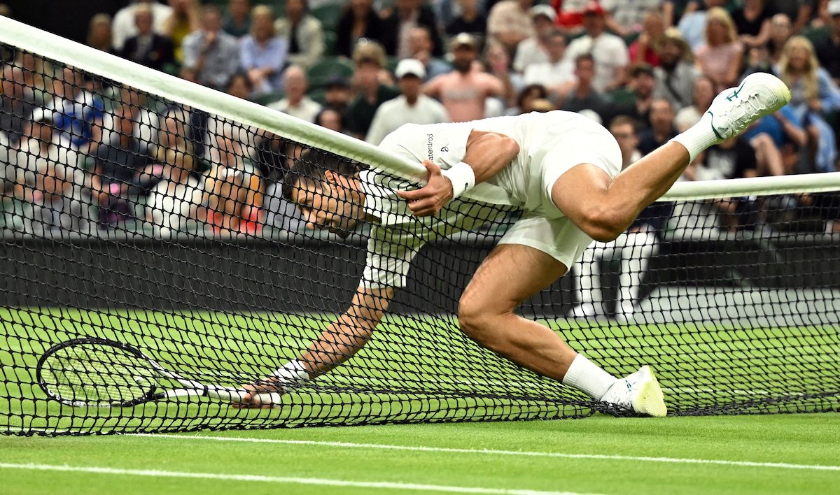 Djokovic leads vs Hurkacz in suspended Wimbledon match