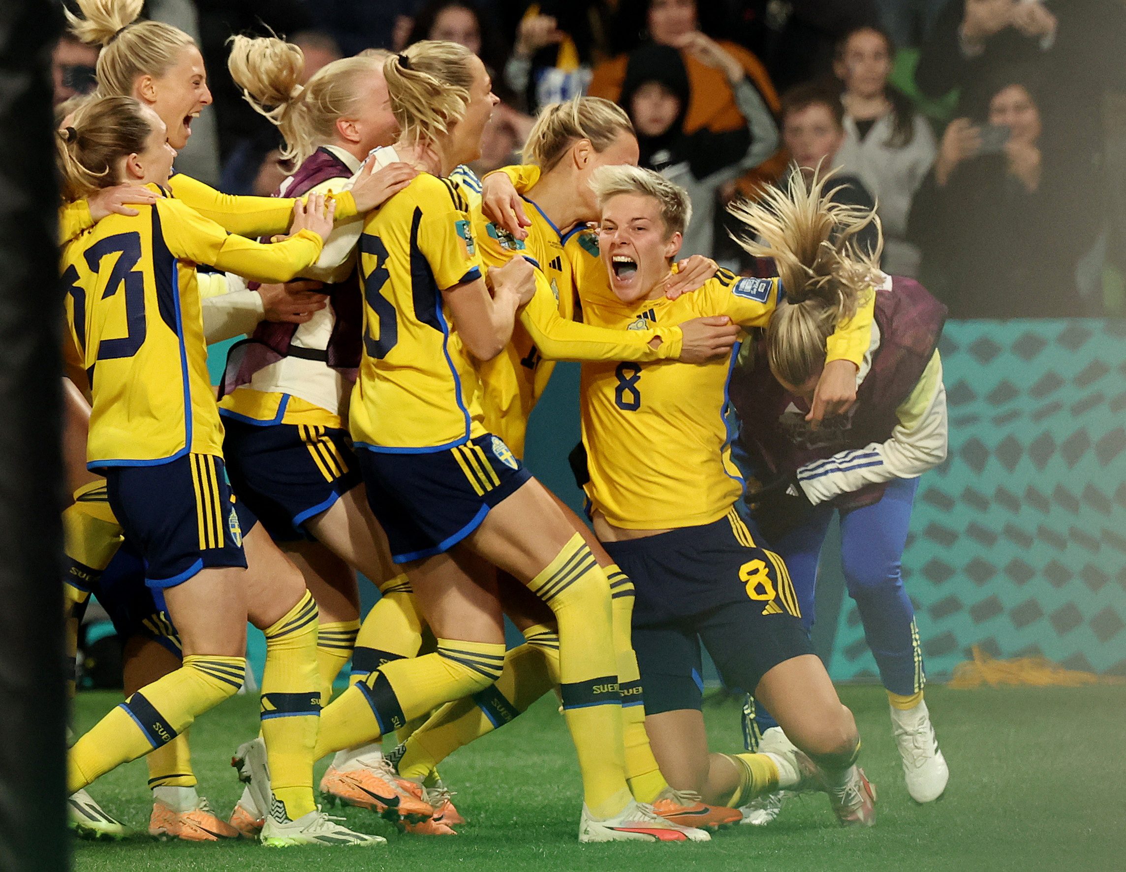 Sweden boots 2-time defending FIFA World Cup champ US off thrilling shootout