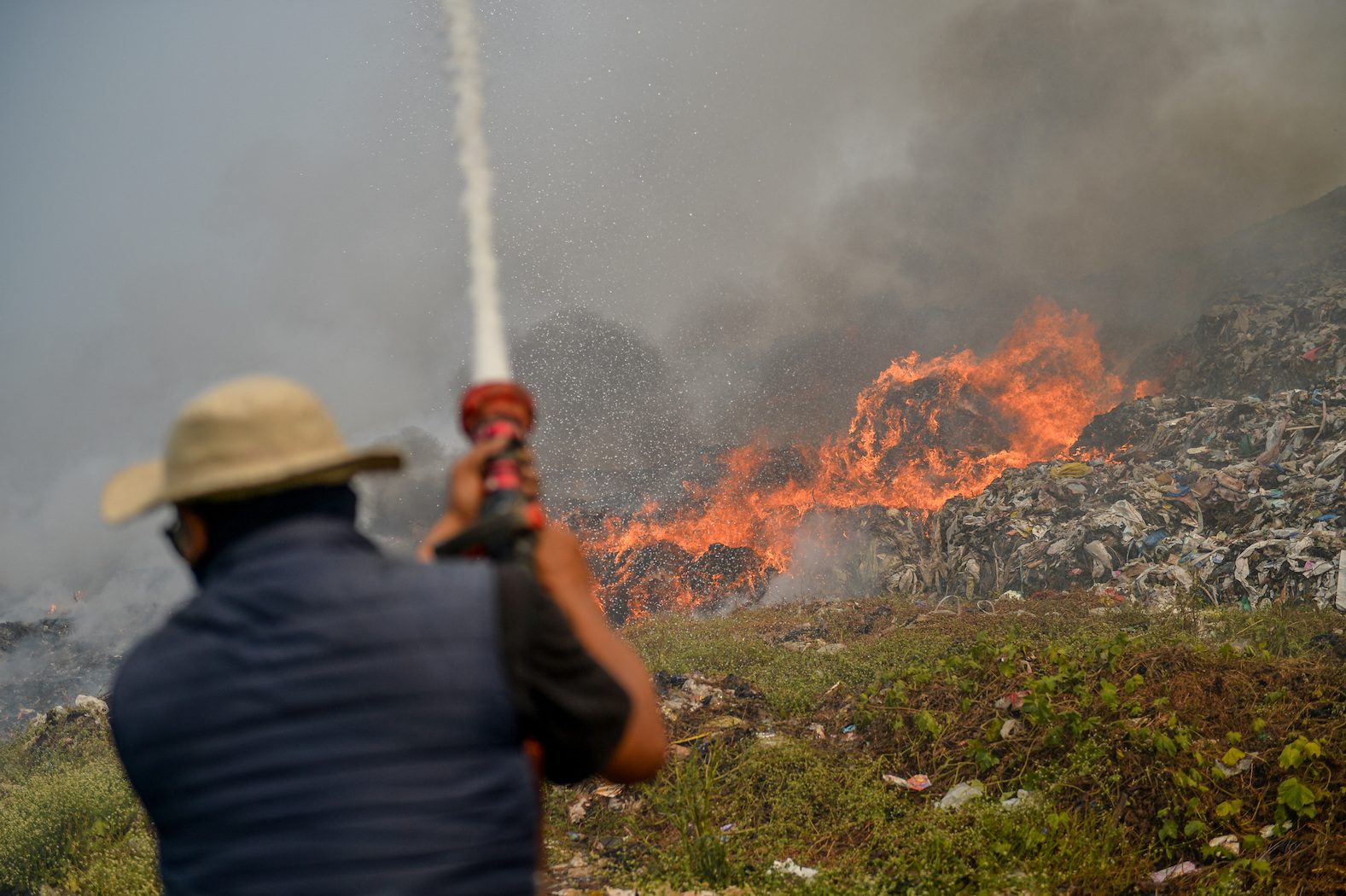 Indonesia fire burns 15 hectares of landfill, still rages