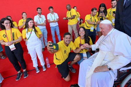 Closing World Youth Day in Portugal, Pope shares ‘old man’s’ dream of peace