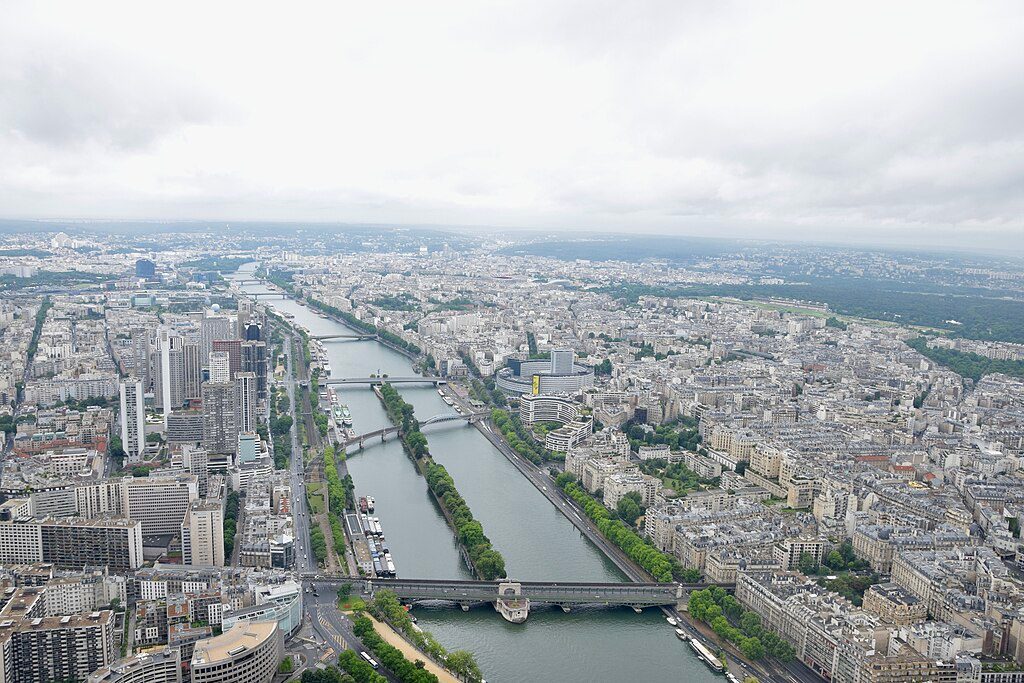 Paris aims to expand urban cooling system that uses Seine River water