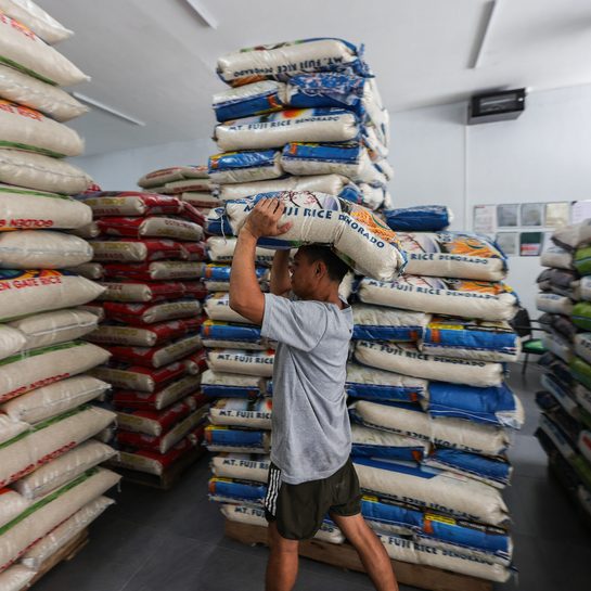Philippines eyes to lower rice prices by canceling out law that promised to do so
