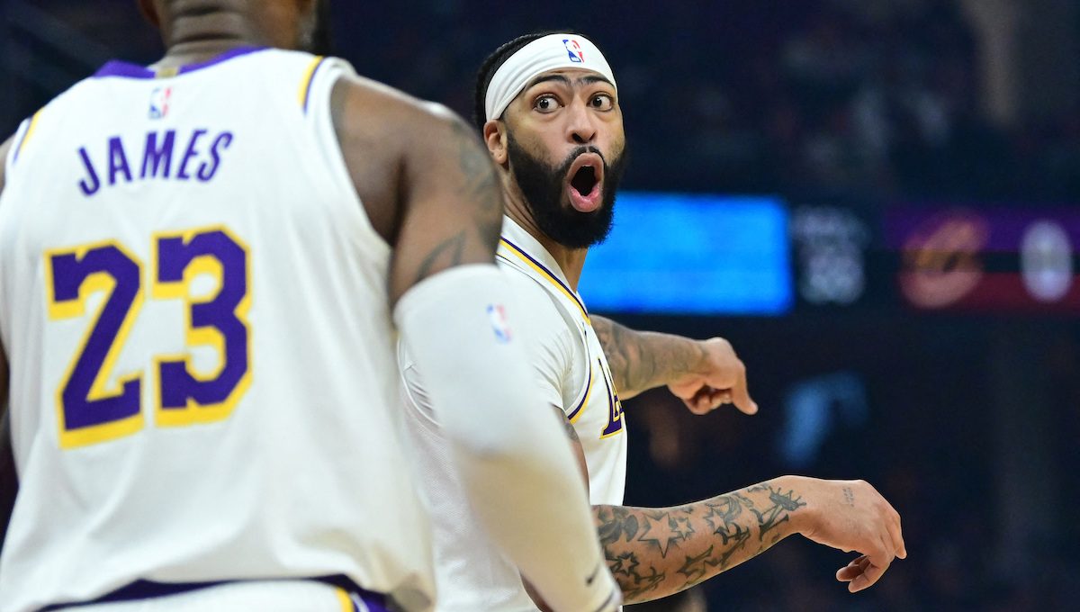 Anthony Davis drops 32 as Lakers sink Cavs
