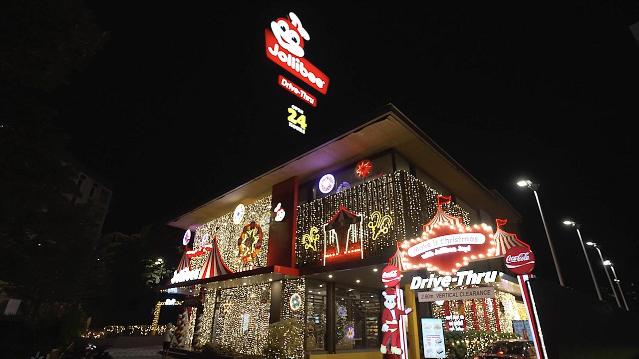 Jollibee’s nationwide Joyful Christmas Stores light up the holiday season