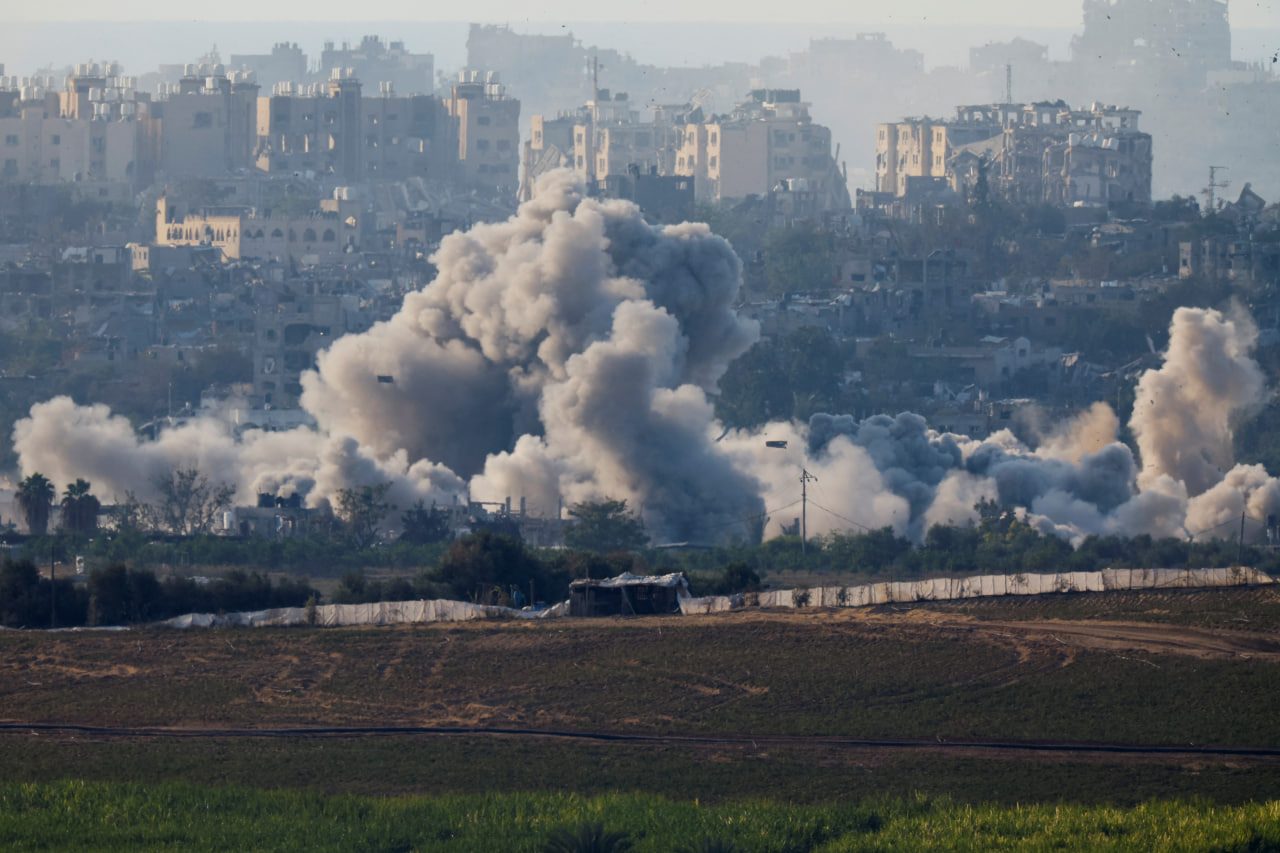 Israeli air strikes kill 32 in south Gaza amid calls for civilians to flee