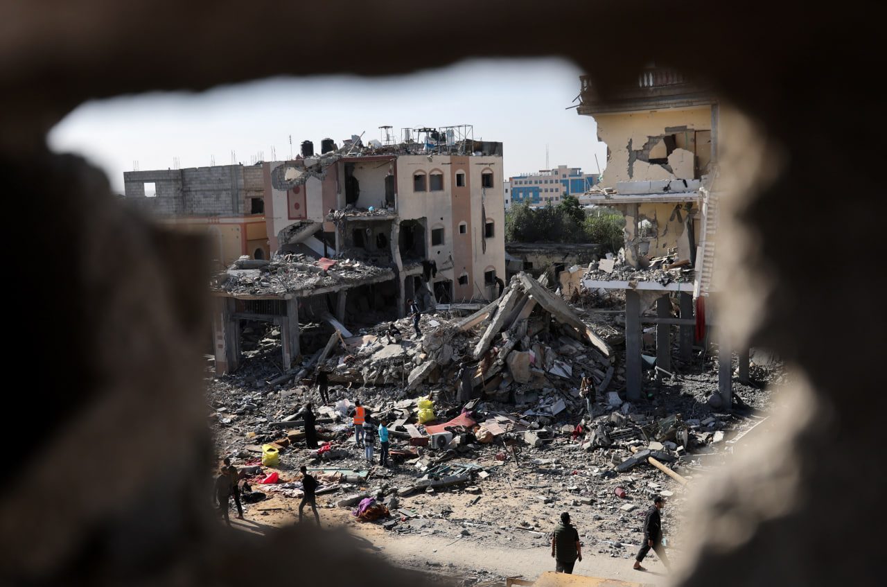 Palestinians in Gaza use truce to pick through rubble of homes