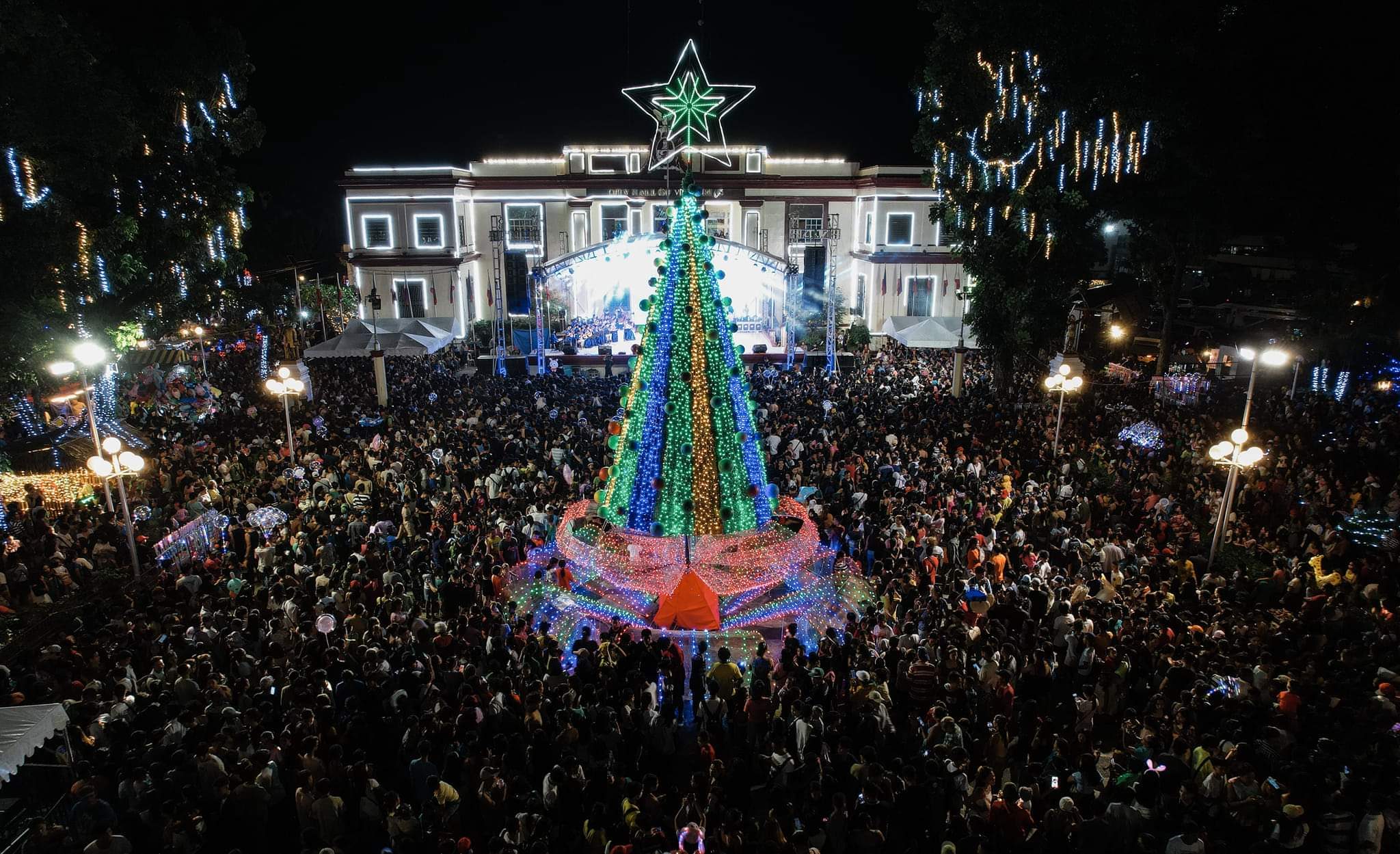 10,000 gather as Victorias sparkles with festive Christmas lights 