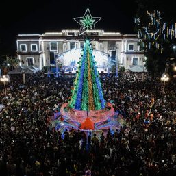 10,000 gather as Victorias sparkles with festive Christmas lights 