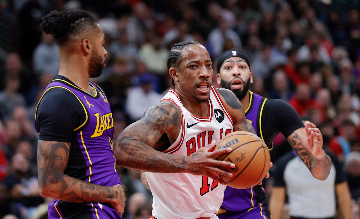 Bulls overwhelm Lakers with 8 double-figure scorers