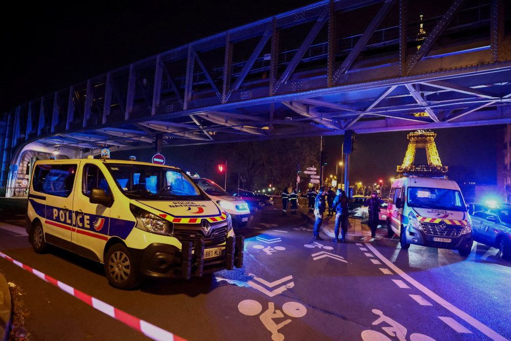 1 dead, 2 injured after man attacks tourists near Paris’ Eiffel Tower