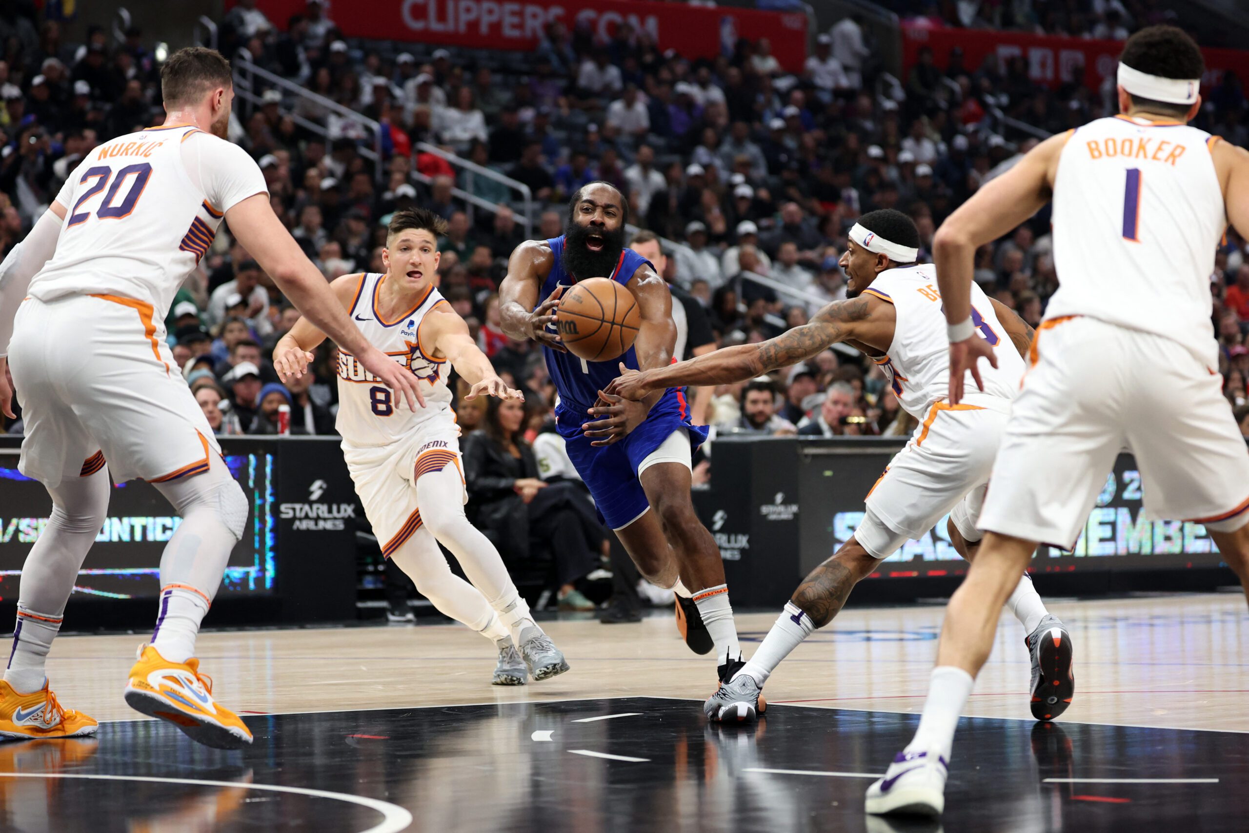 Clippers pull away late to blow out Suns