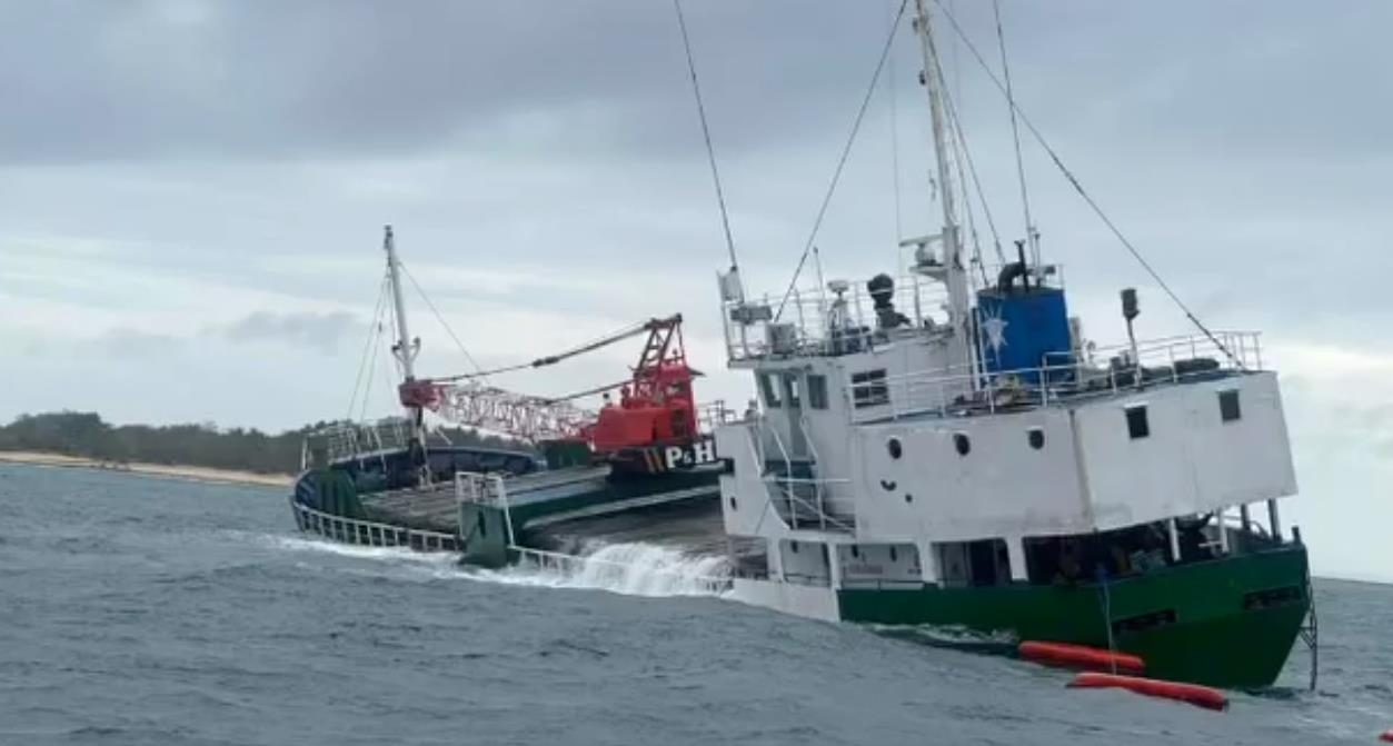 Fishermen save crew as cargo ship sinks near Zamboanga del Norte