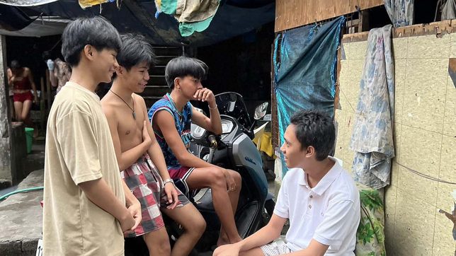 Teens bond over soda drinking in ad-saturated Tondo compound