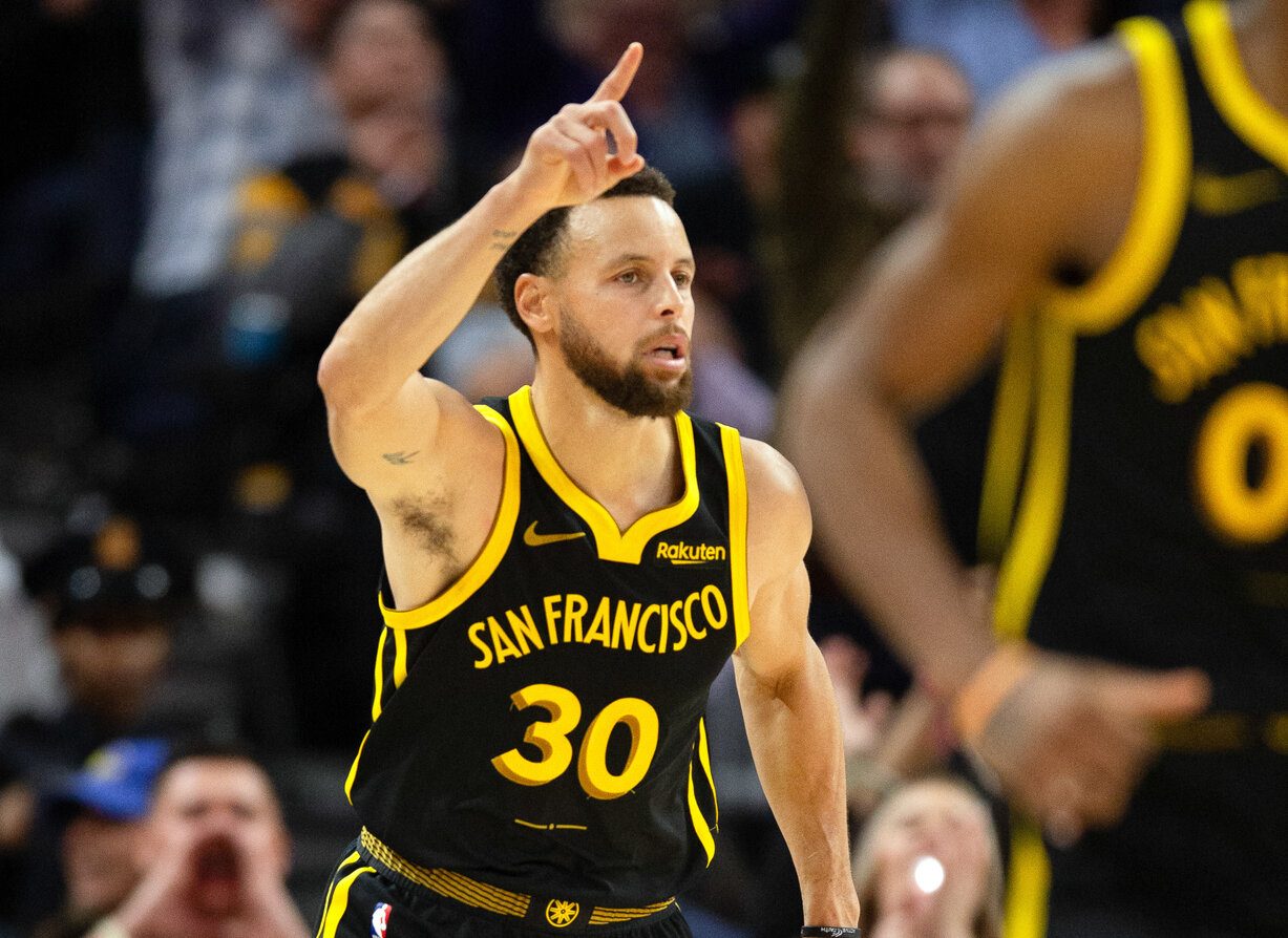 Curry helps Warriors avert Pistons upset bid 