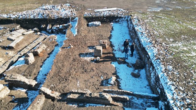 Serbian archaeologists unearth Roman triumphal arch