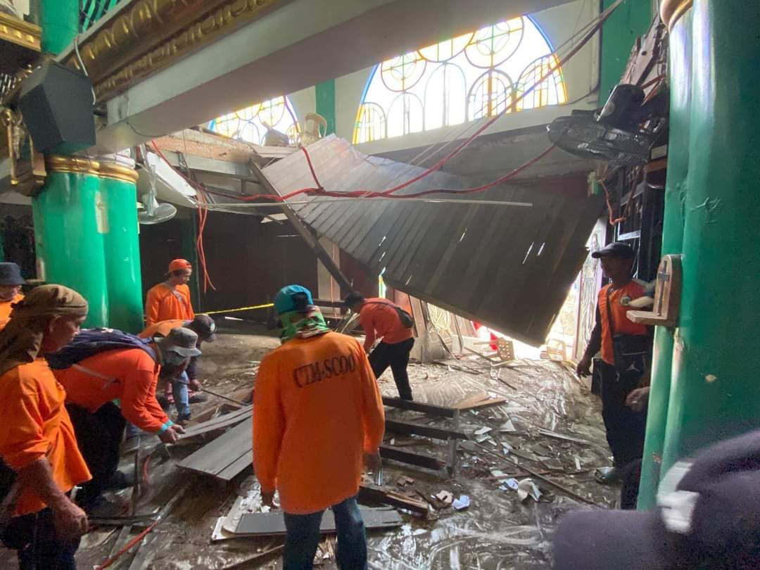 1 dead, scores hurt after termite-damaged mezzanine of Bulacan church collapses