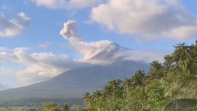 Mayon Volcano phreatic eruption triggers 1.2-kilometer-high plume