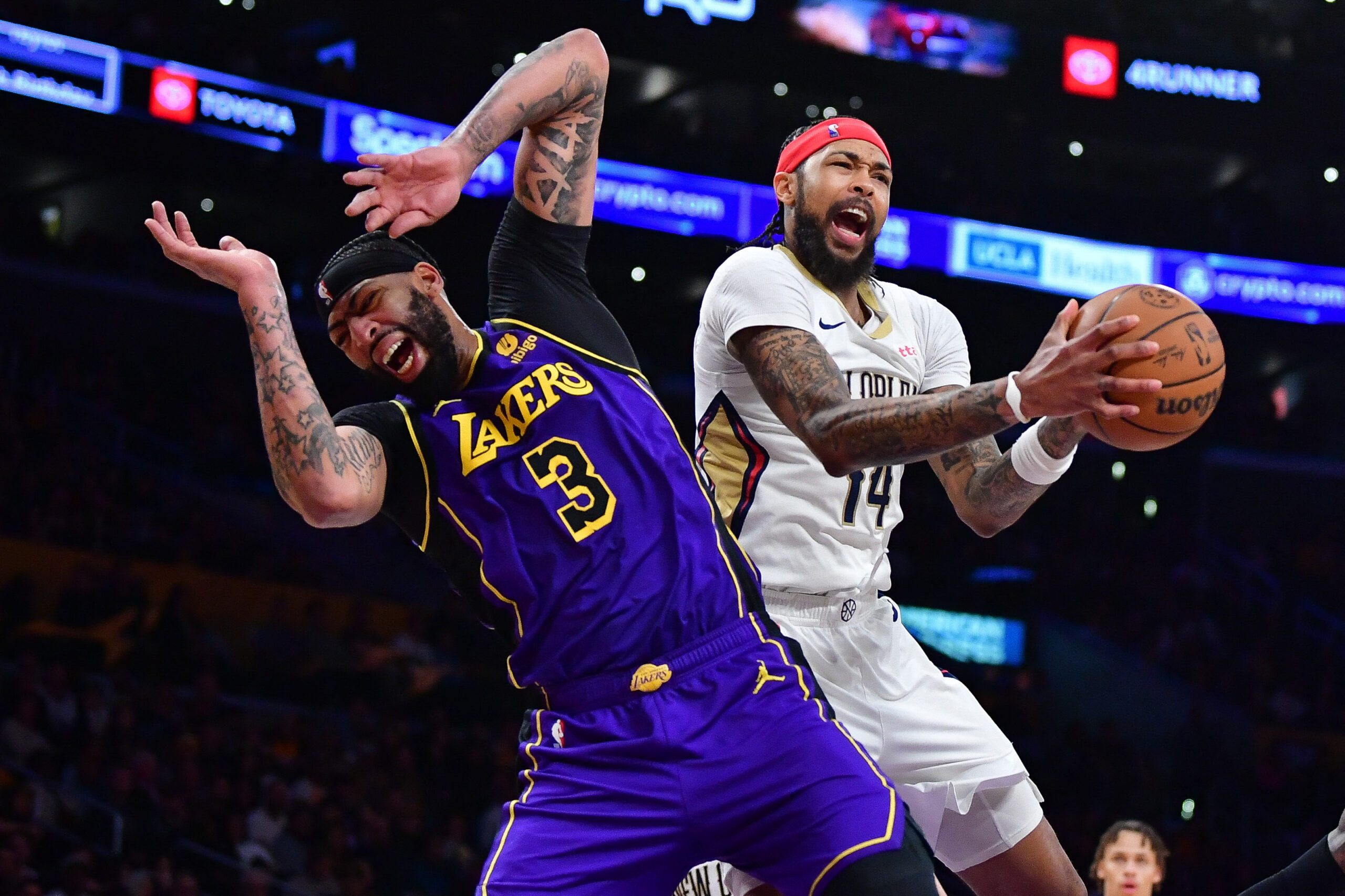 Hot-starting Lakers drop record 51 in 2nd quarter over Pelicans