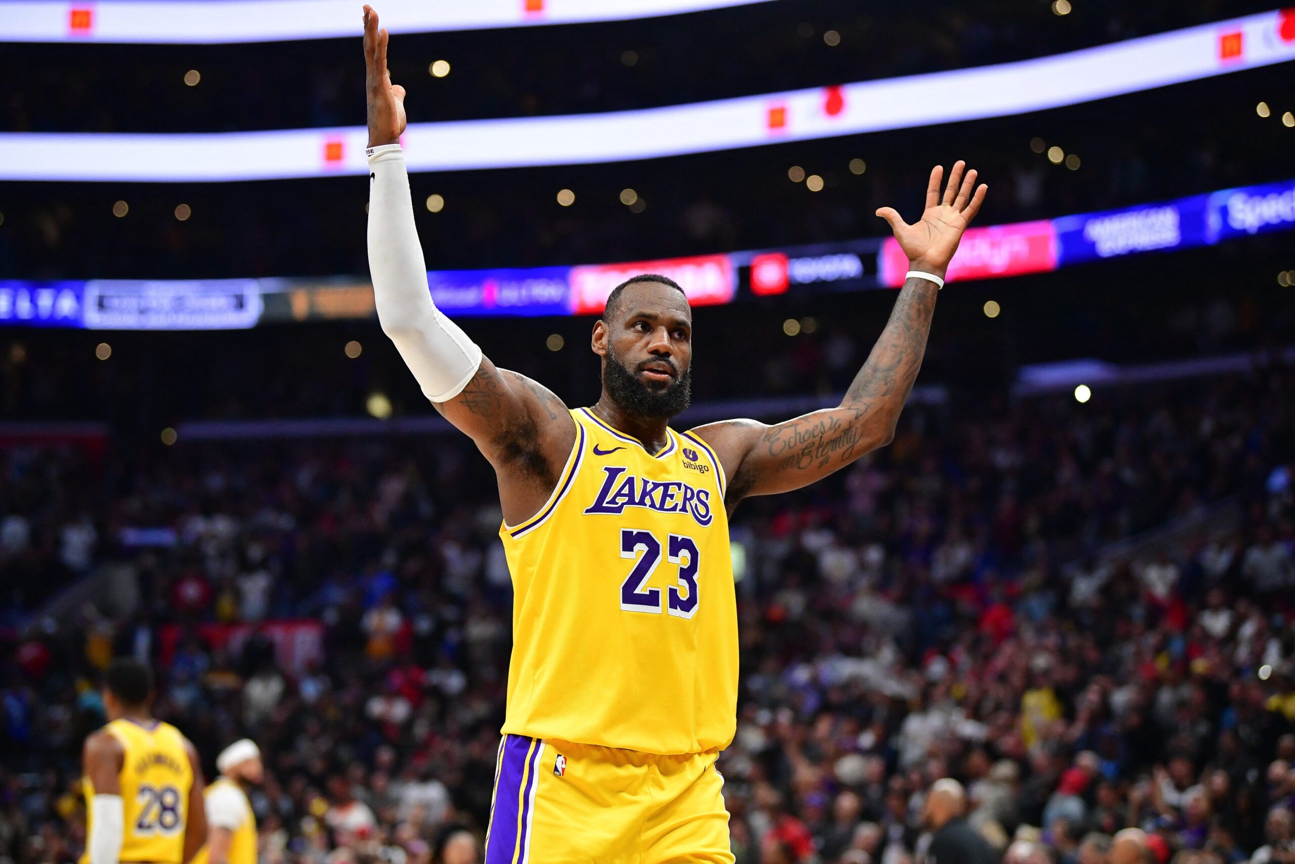 LeBron final-quarter show fuels Lakers comeback over Clippers