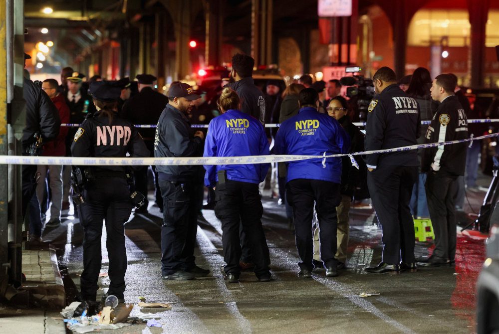 Subway shooting in New York kills 1, injures 5
