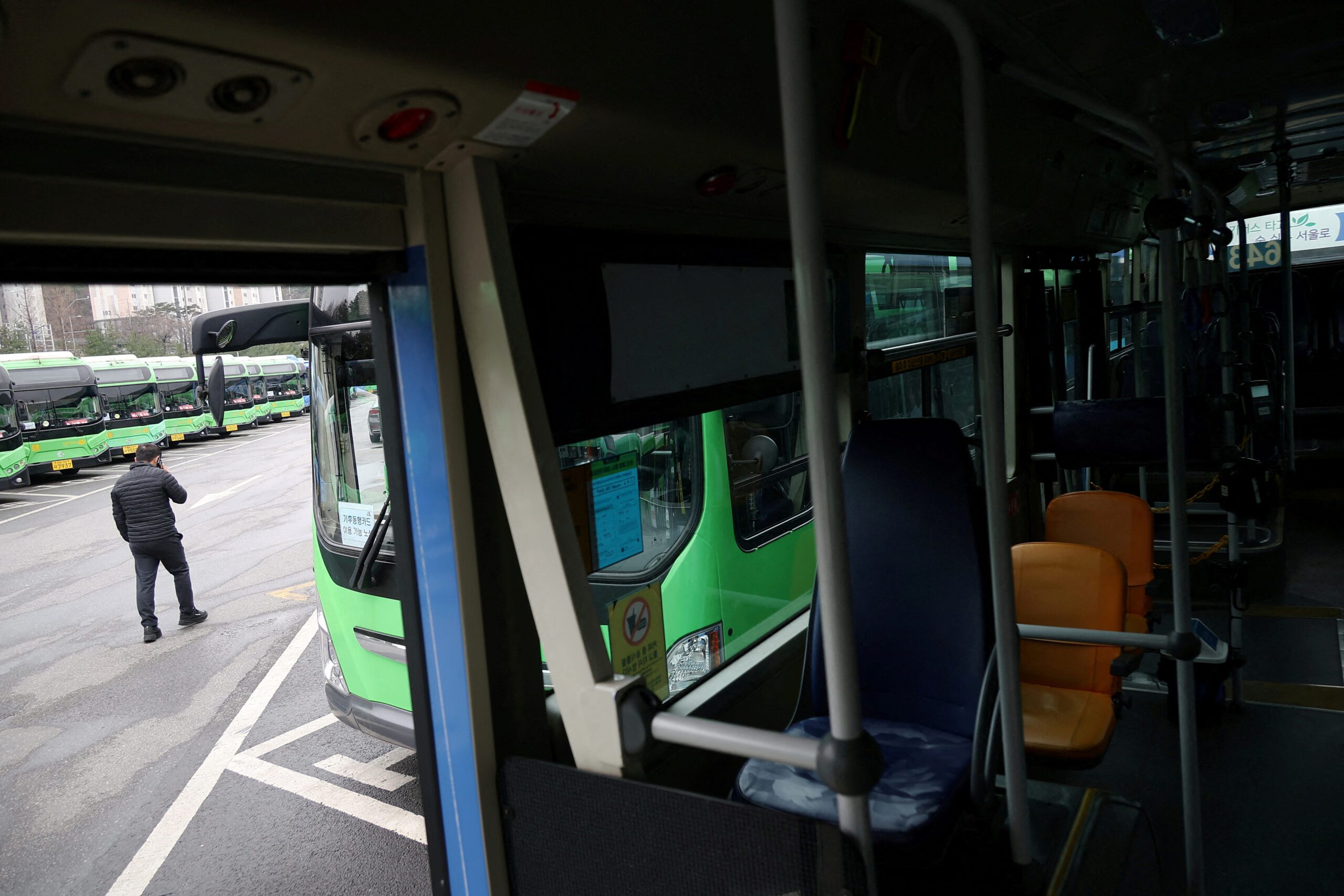 Seoul bus drivers end strike after city agrees to wage increase