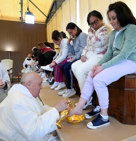 Pope, looking well, visits female prison for foot-washing ritual