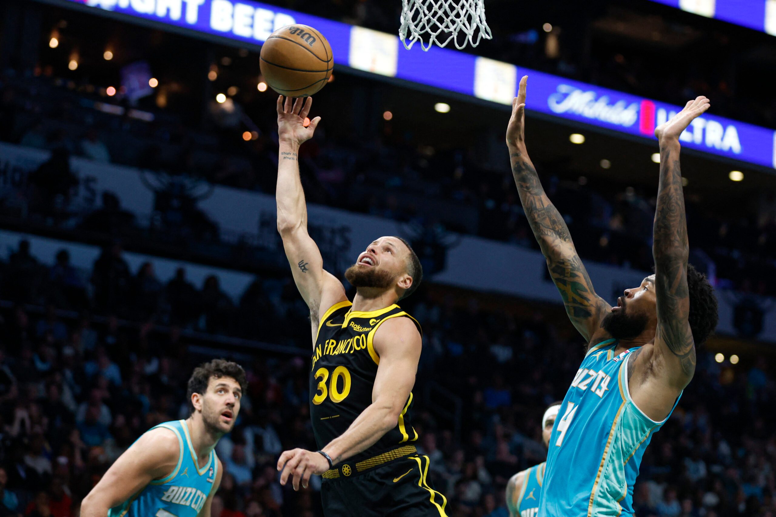 Charlotte native Steph Curry lifts Warriors in rout of hometown team Hornets