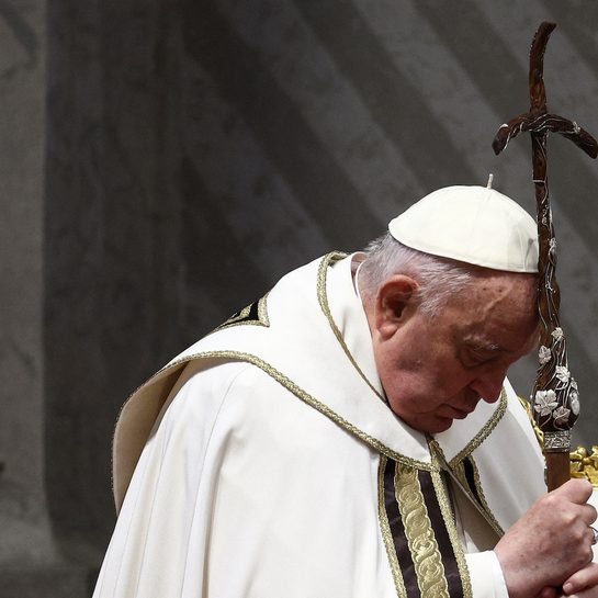 Pope, looking healthy, begins busy 4 days leading to Easter