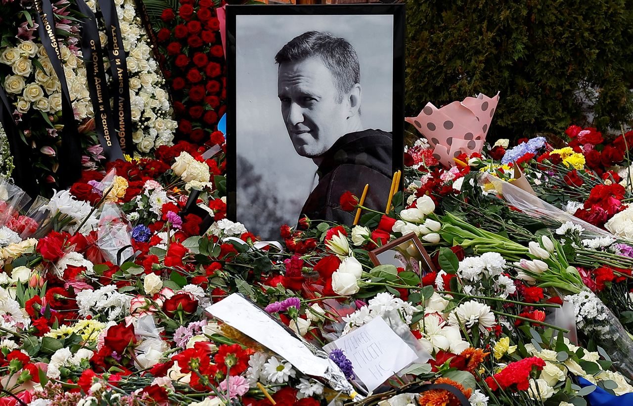 Russians lay flowers at Navalny’s grave, hail him as symbol of hope