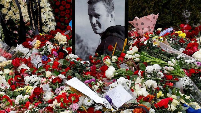 Russians lay flowers at Navalny’s grave, hail him as symbol of hope