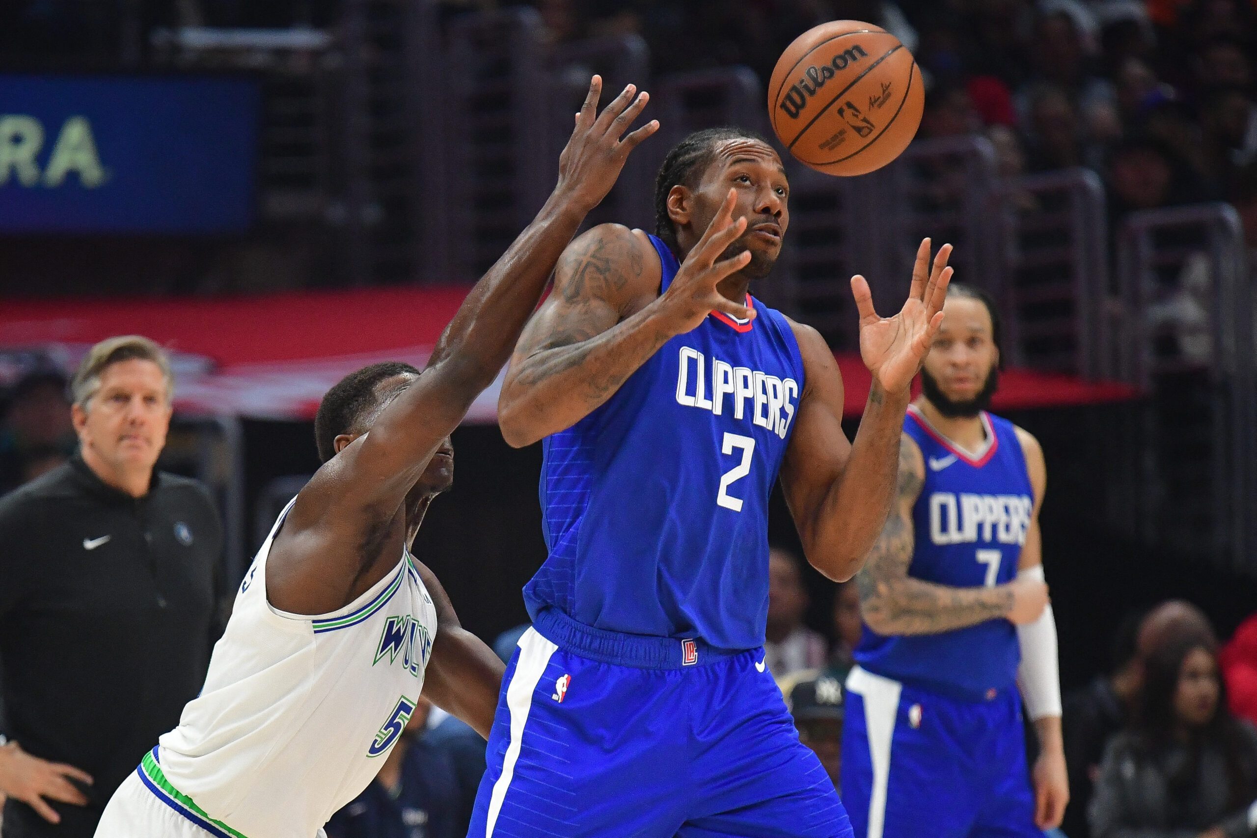 Clippers’ Kawhi Leonard leaves game with back spasms