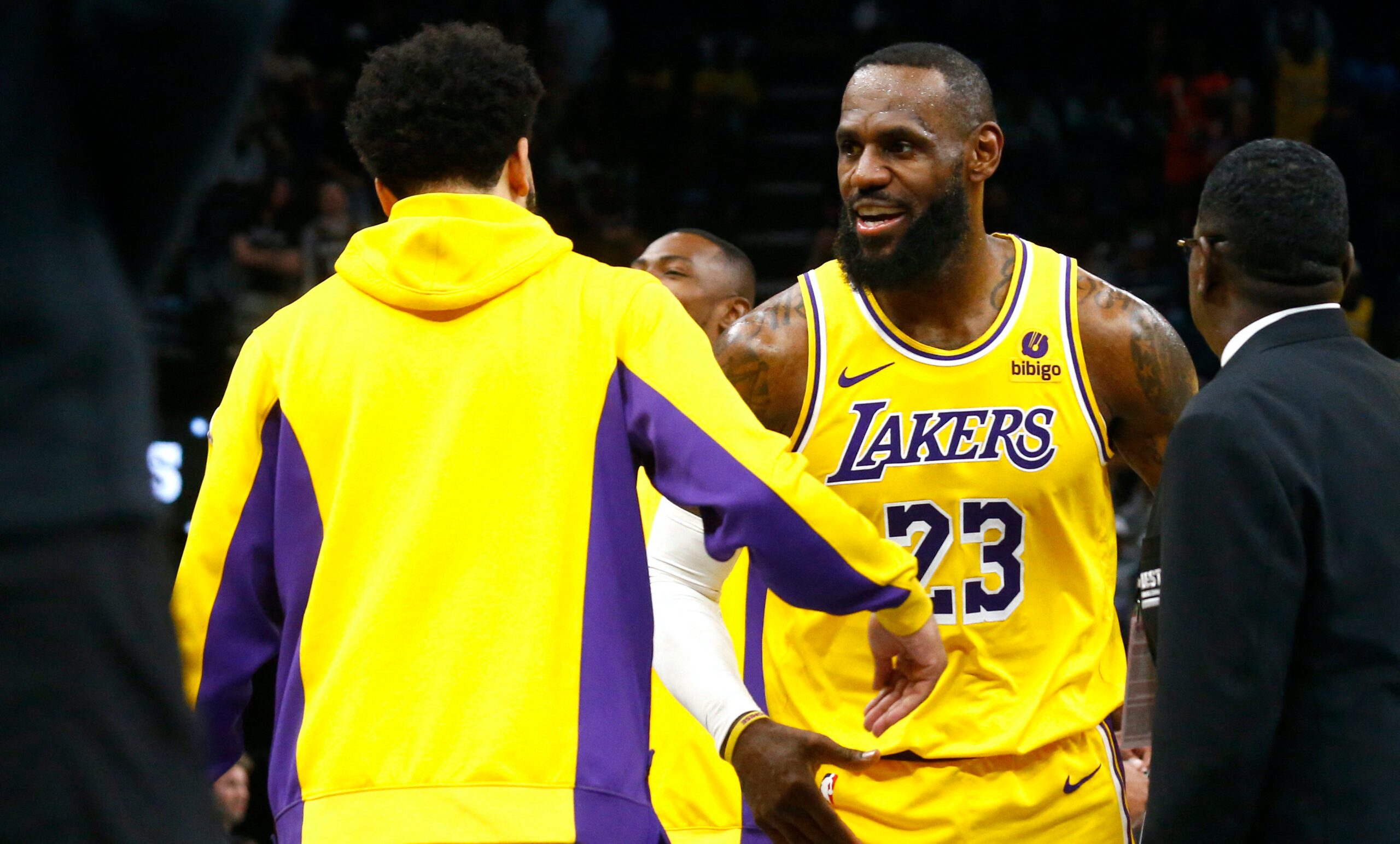 A lot riding on the line for Lakers, Warriors in regular-season finale