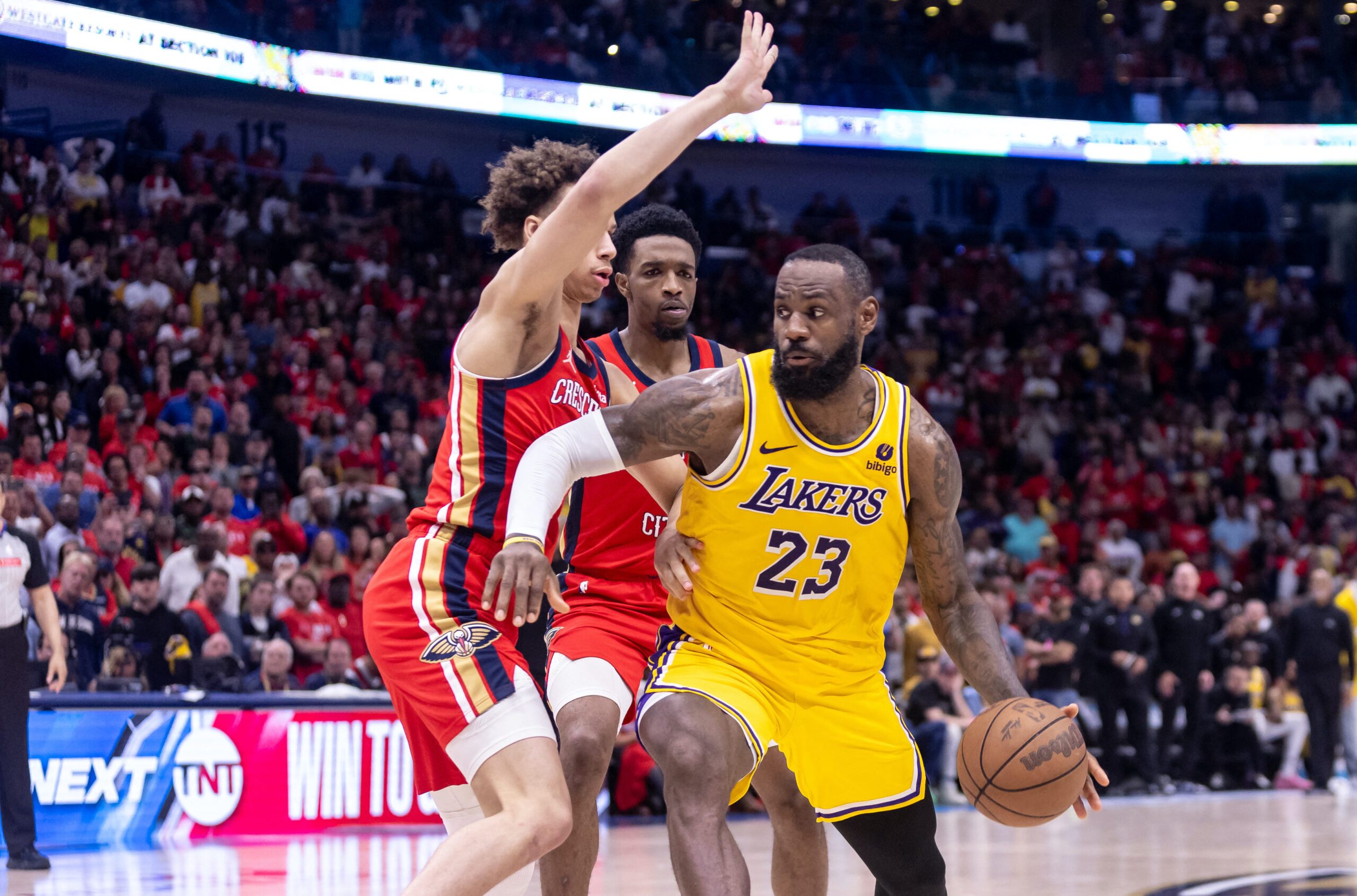 Uphill climb: LeBron, Lakers edge Pelicans, clinch playoff spot