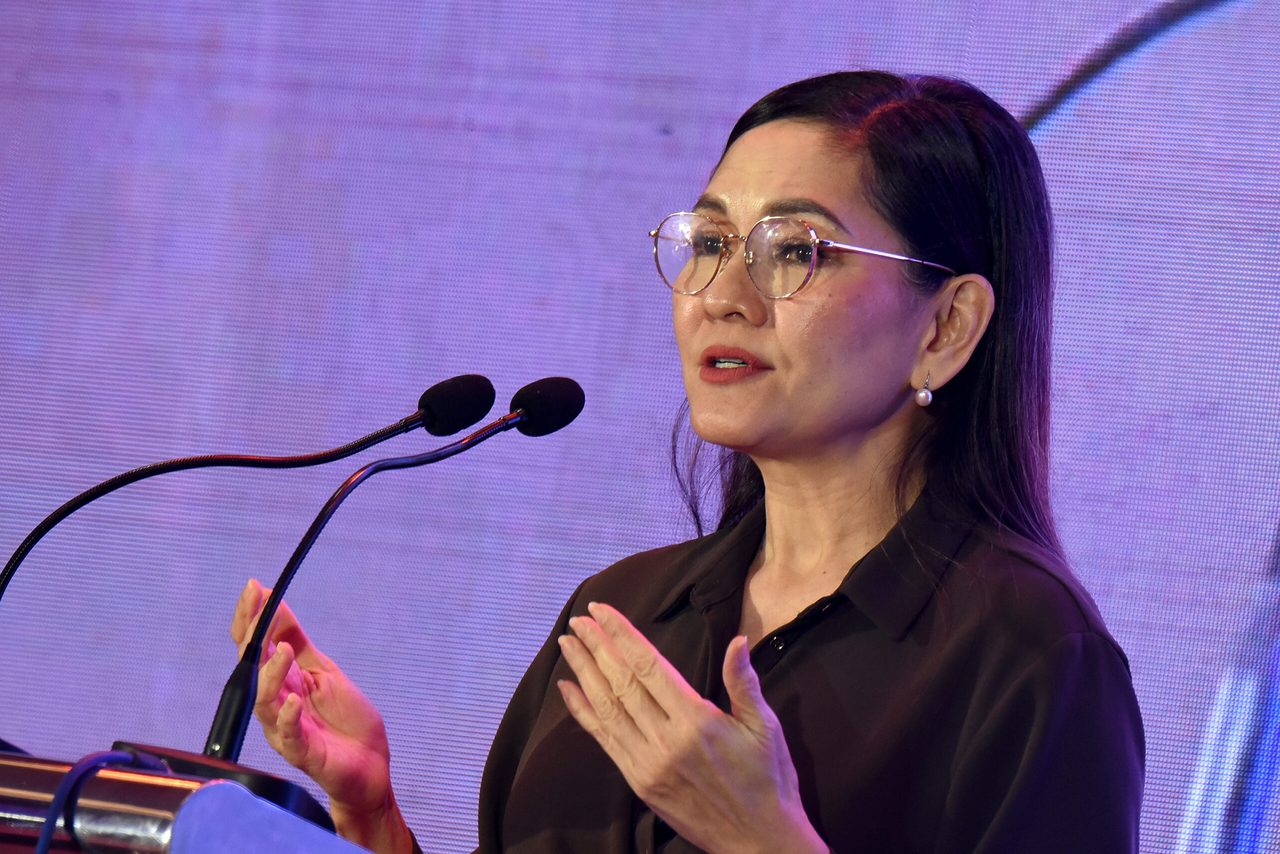 Senador Risa Risa Hontiveros: 'Confront corruption everywhere you see it'