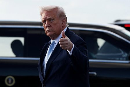 US threatens countries doing business with Iran