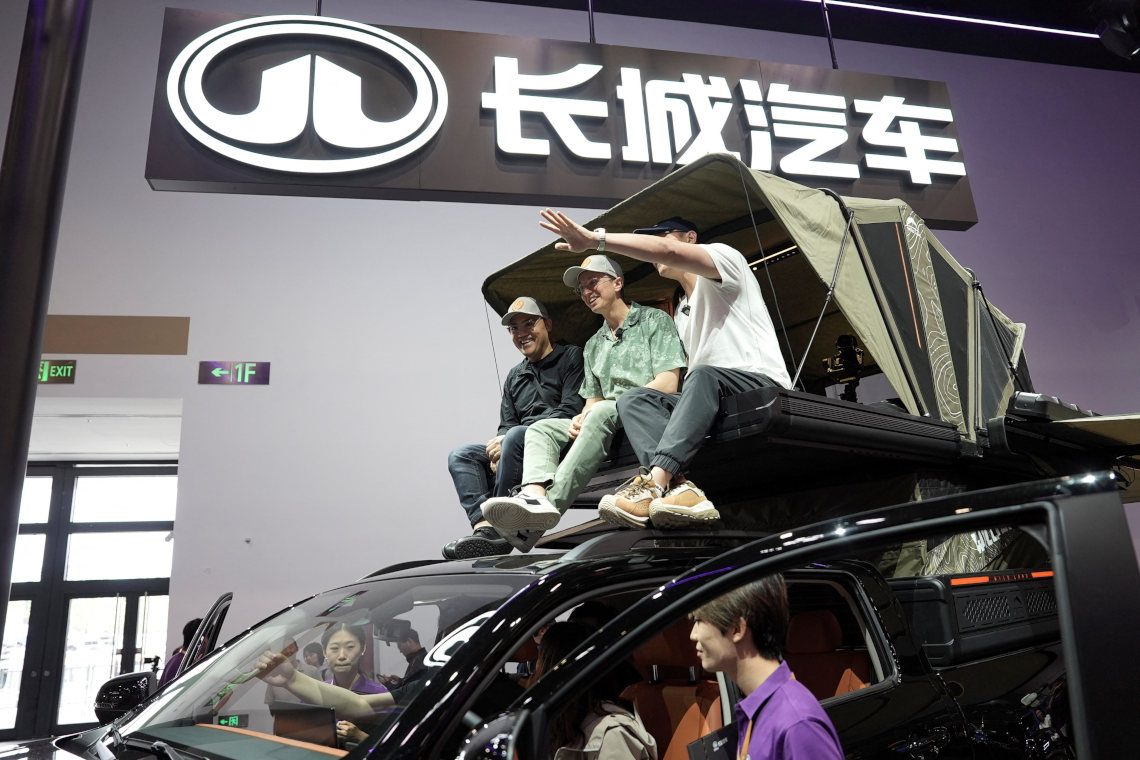 American YouTuber guides foreigners around Chinese cars US buyers can’t get