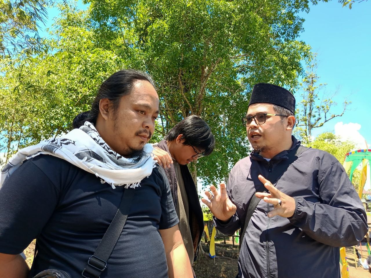HISTORY THOUGHTS. Mindanao State University history professor Tirmizy Abdullah (right) shares his thoughts about the Battle of Bayang which took place over a century ago in Lanao del Sur.