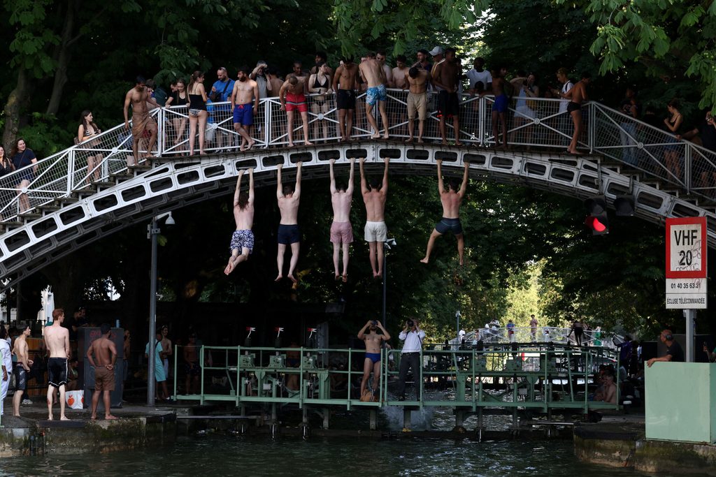 Heatwave hits Paris
