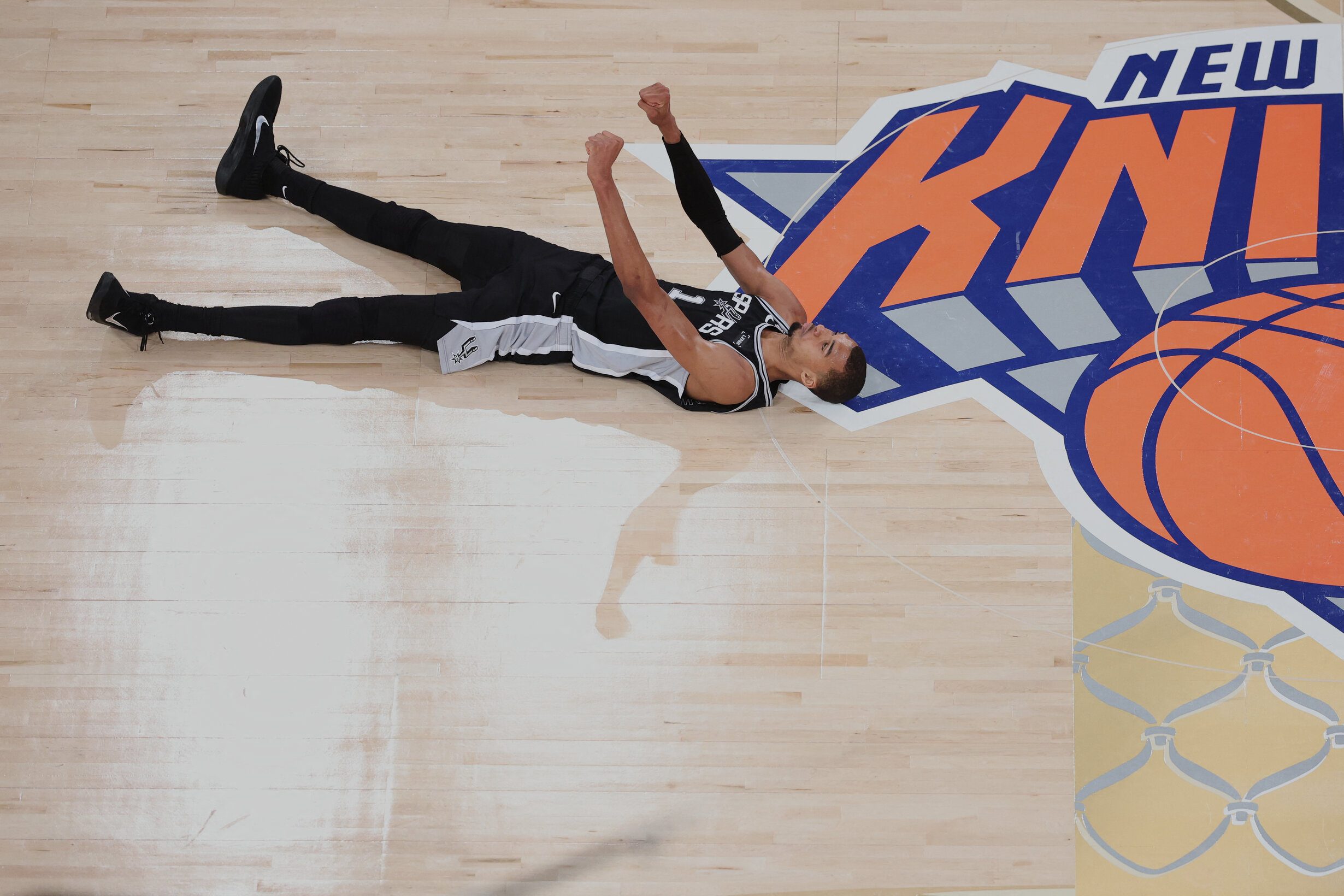 Spurs go into attack mode to top Knicks in Game 3