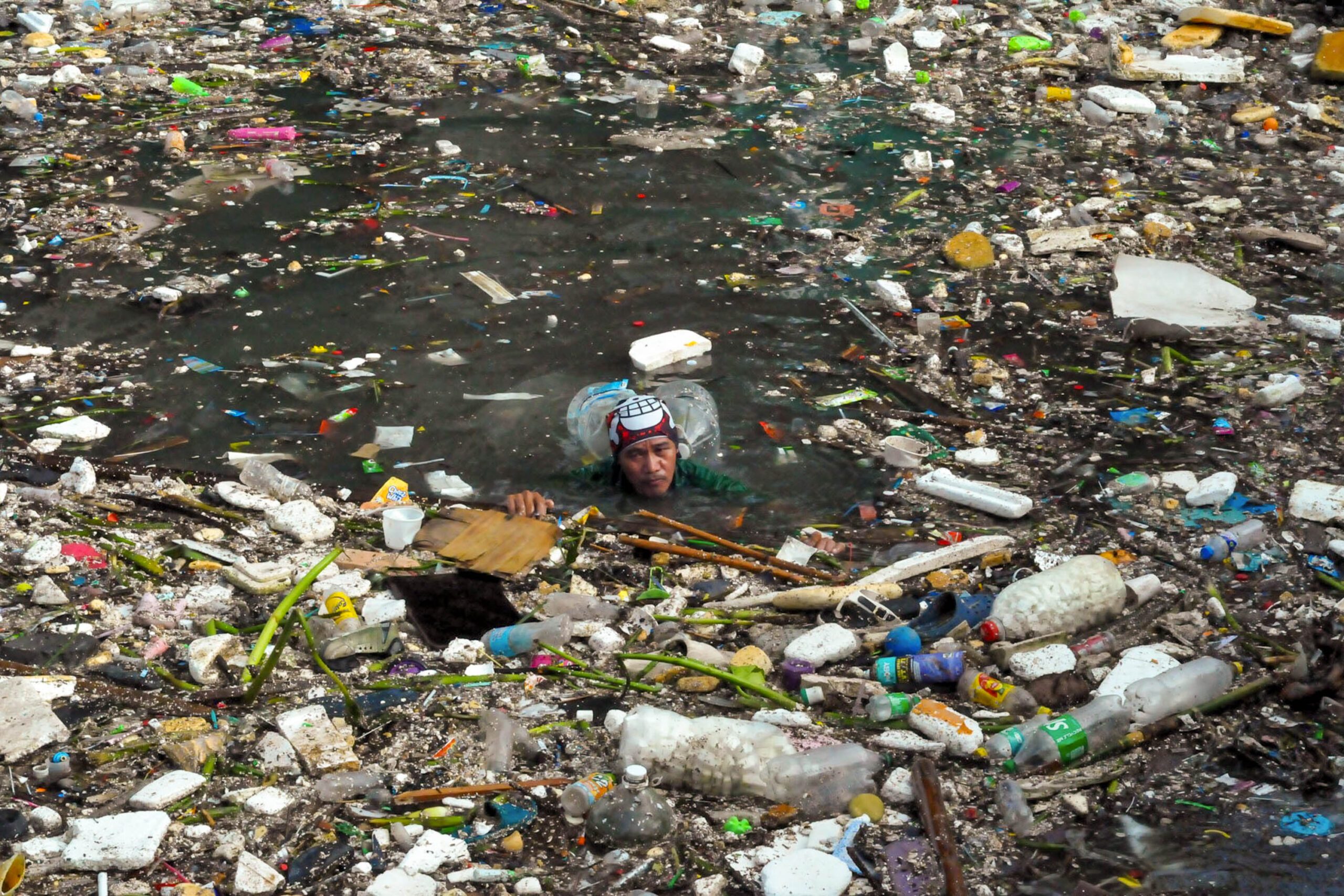 MMDA and DPWH clears Baclaran waterway of trash