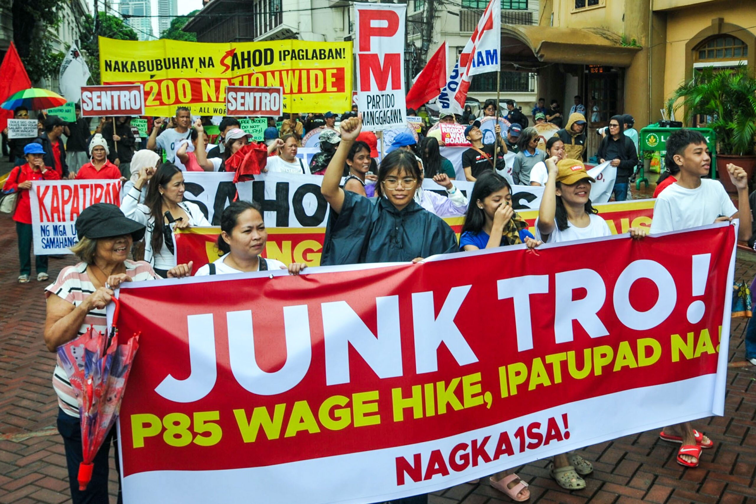 Workers protest wage hike at DOLE