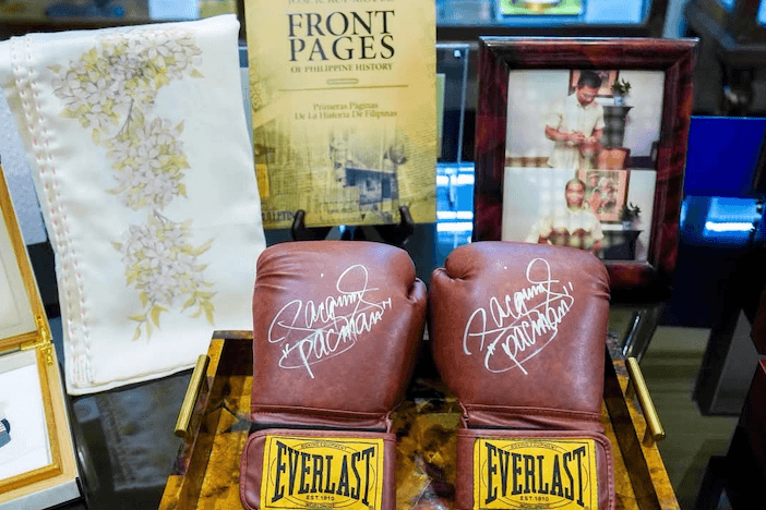 Manny Pacquiao boxing gloves, Everlast boxing gloves